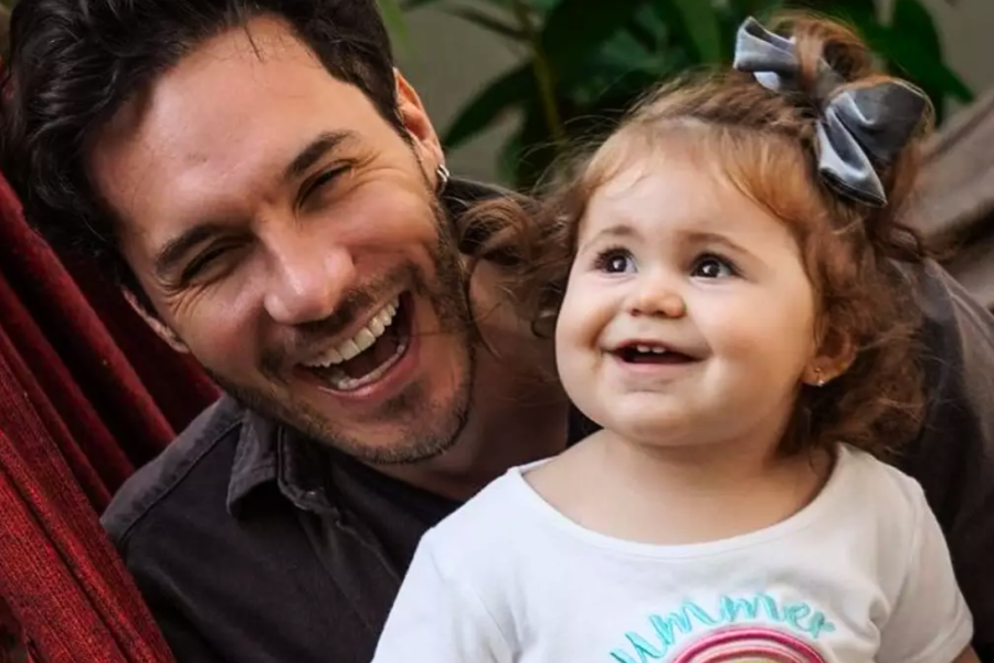 Eliezer compartilha vídeo de filha com internautas e diverte web Eliezer compartilha vídeo de filha com internautas e diverte web